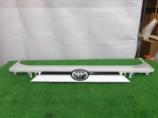 トヨタ/ハリアー ZSU60W 前期用 バックドアガーニッシュのみ 070 No.723563【裏刻印No. 76801-48510】拍卖