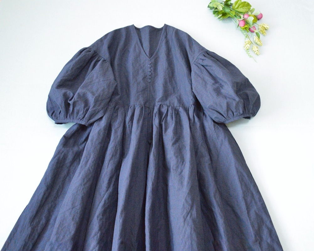 Vネッククルミ飾り釦たっぷりギャザー袖つき大人可愛い七部袖ワンピース♪.拍卖