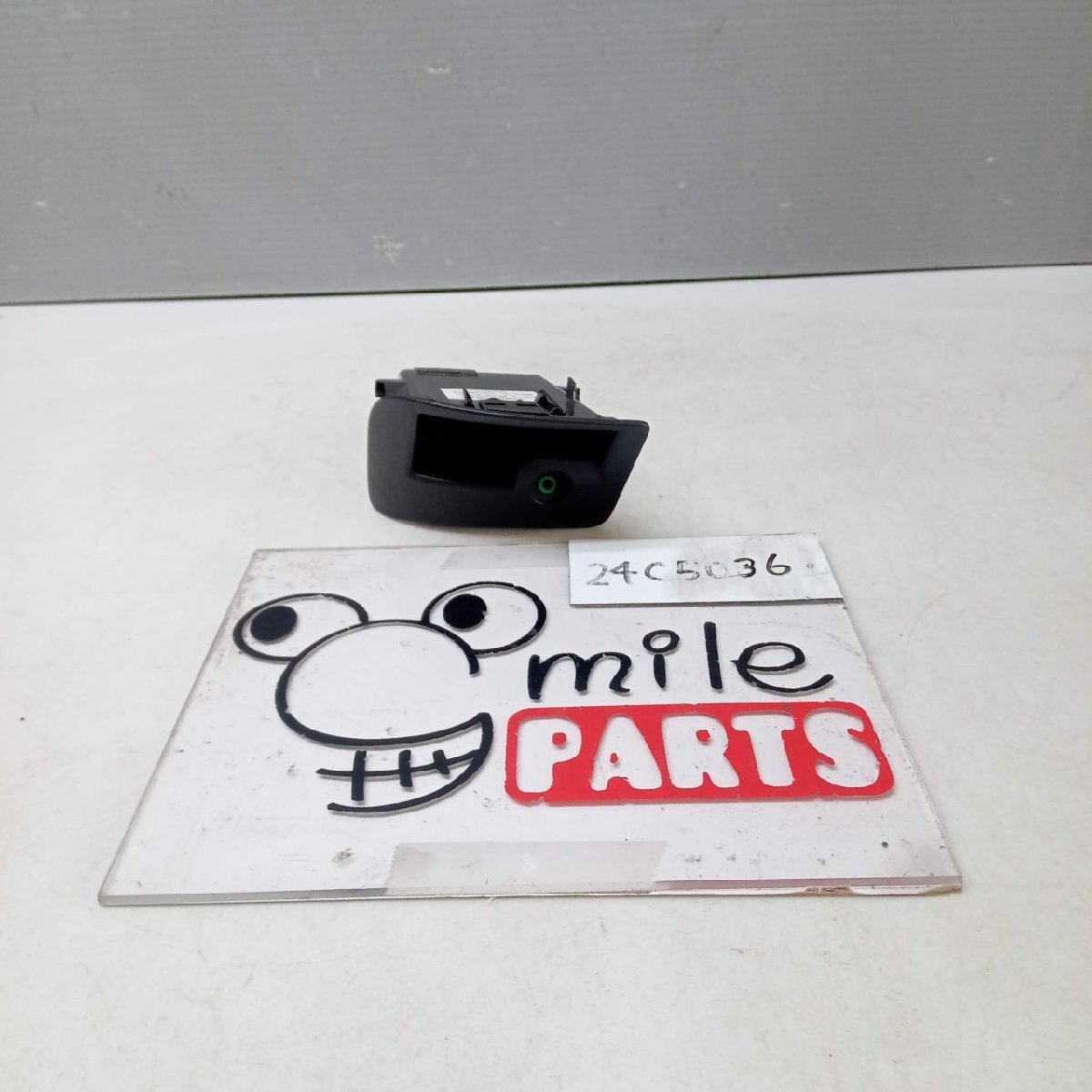 L175S ムーヴ 純正 AUX差し込み口 2Z6-5-5/24C5036*同梱不可拍卖