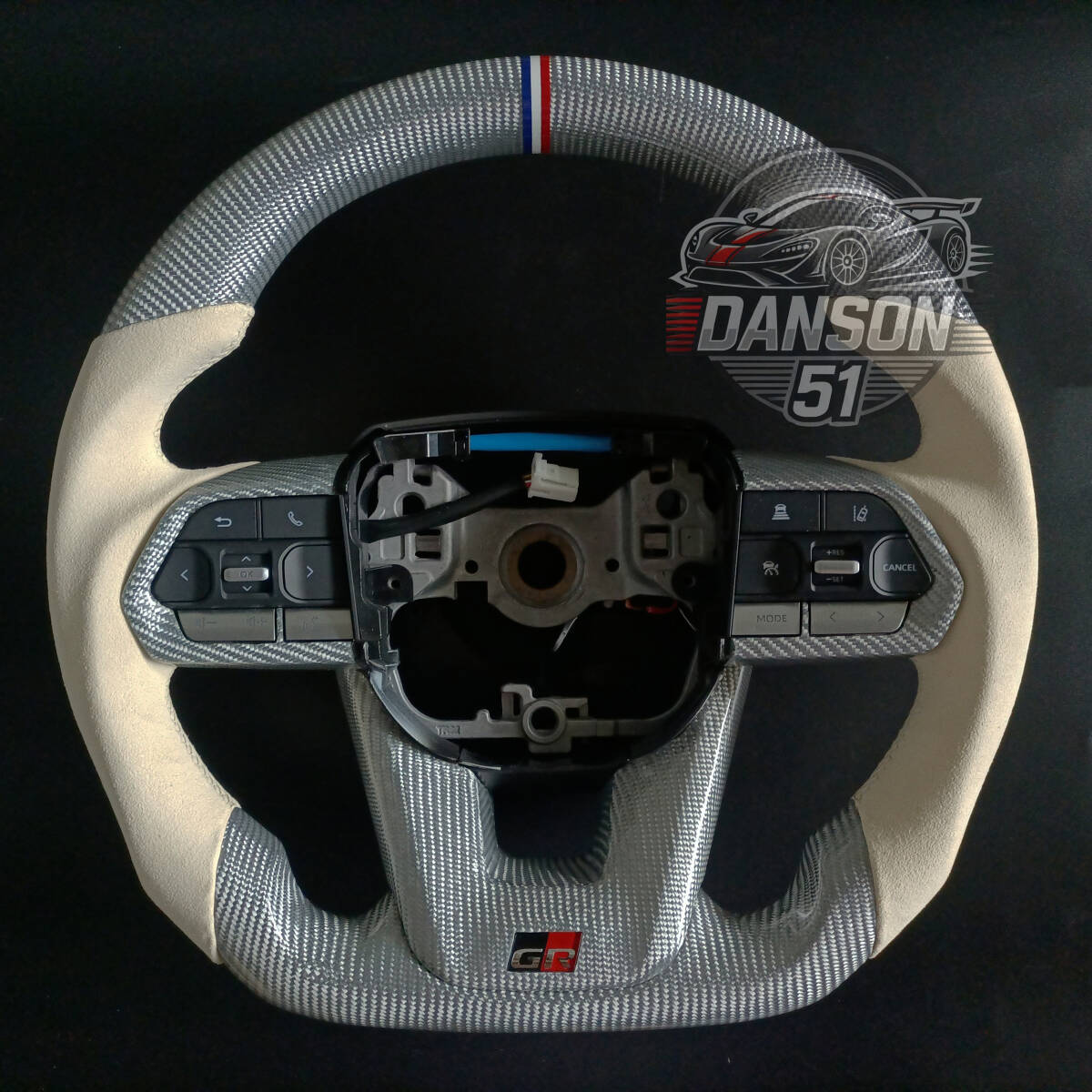 送料無料 リアルカーボン・アルカンターラ製 トヨタ ランドクルーザー LC300系  ステアリング  スイッチカバー付く ヒーター対応拍卖