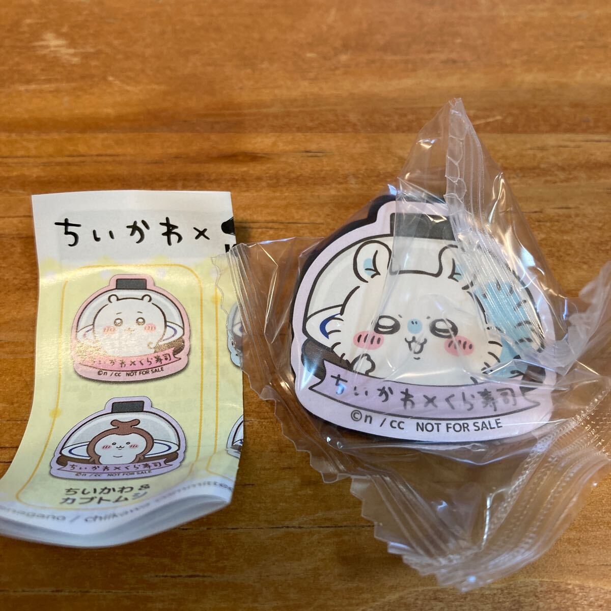 くら寿司 ちいかわ ビッくらポン モモンガ&労働の鎧さん マグネットシート 拍卖