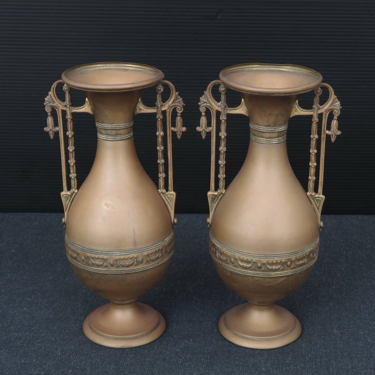 持ち手付きのブラス製フラワーベース(ペア)/ポット/花器/カッパー/ブロカント/インテリア小物/店舗什器/ディスプレイ/AL-0424拍卖