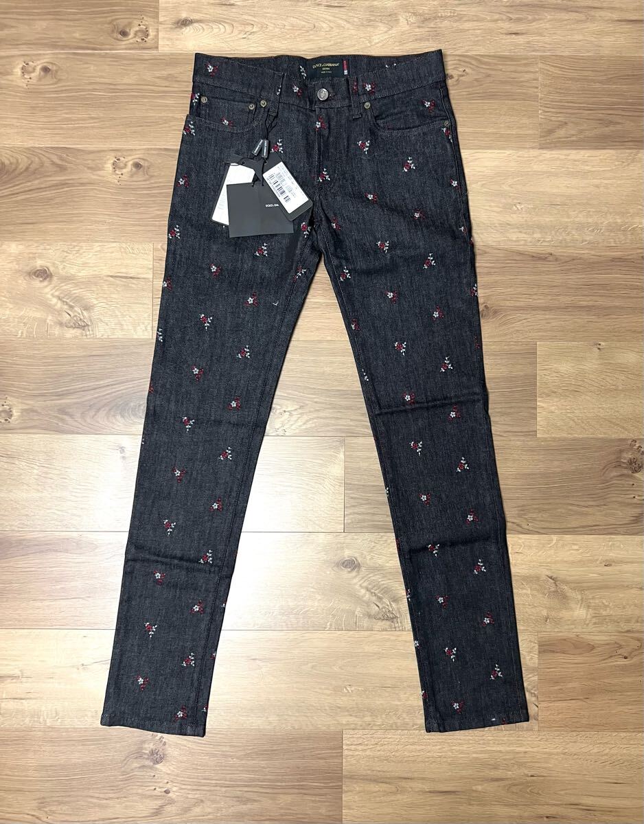 価格交渉可 新品タグ付 DOLCE&GABBANA ロゴ入りレザーベルトループ付き フラワー刺繍入り デニム パンツ サイズ44 (サイズ46の方も着用可)拍卖
