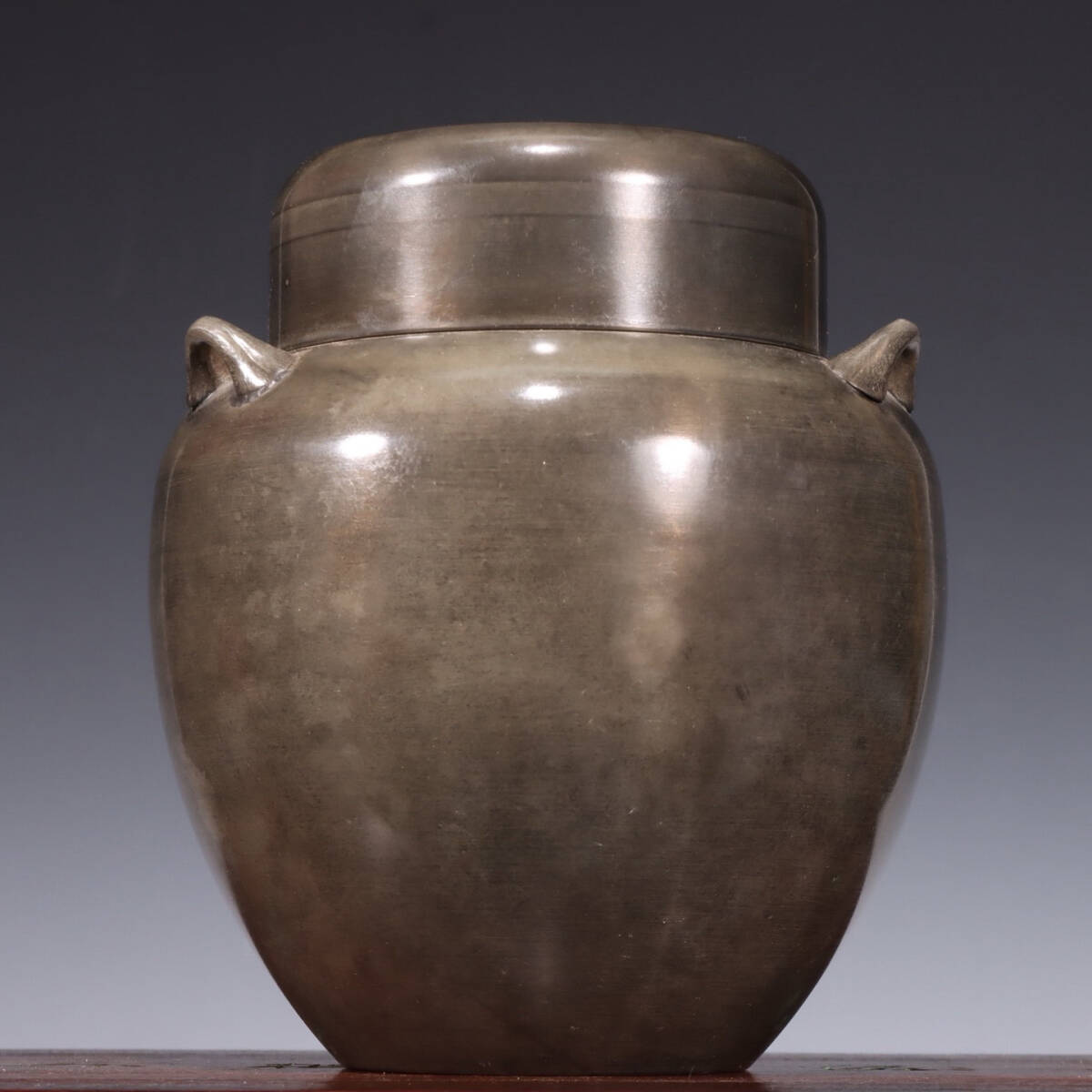 古錫 茶葉罐 尚玩堂 造 「錫製無紋三係耳茶心壺」 茶筒 茶入 茶壷 茶道具 錫肌 金工 茶器 時代物 重さ832g LT-250622拍卖