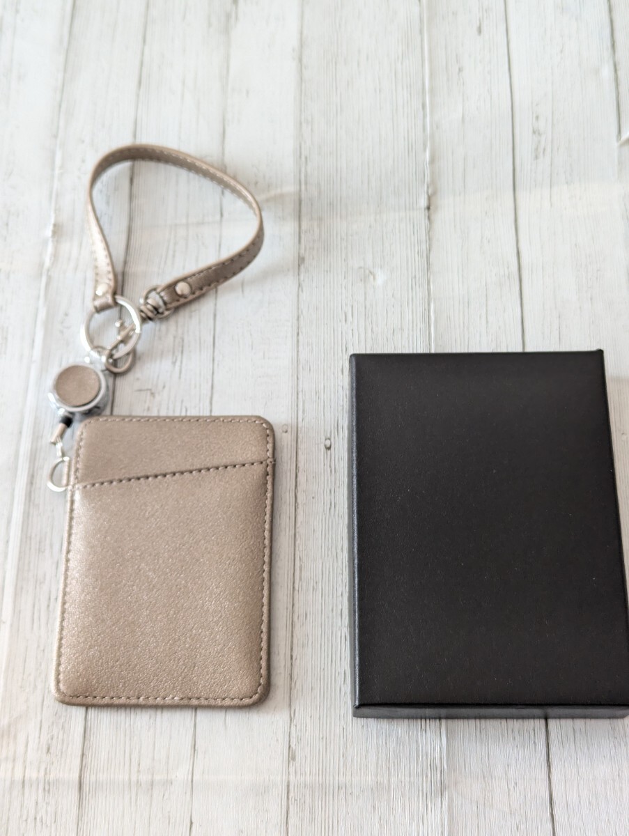 新品 パスケース 定期入れ リール シンプル 無地 カード ガンメタ 男女兼用拍卖