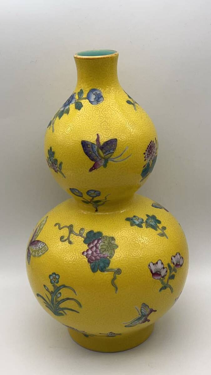 清乾隆時代 【乾隆年製】在銘 琺瑯彩黄地花蝶文葫芦瓶 景徳鎮 唐物 古賞物 時代物 花瓶 花器 茶道具 【旧家蔵出し】 希少 貴重(Y-2)拍卖