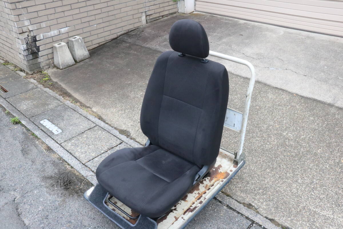 ハイエース200 純正シート運転席 右側拍卖
