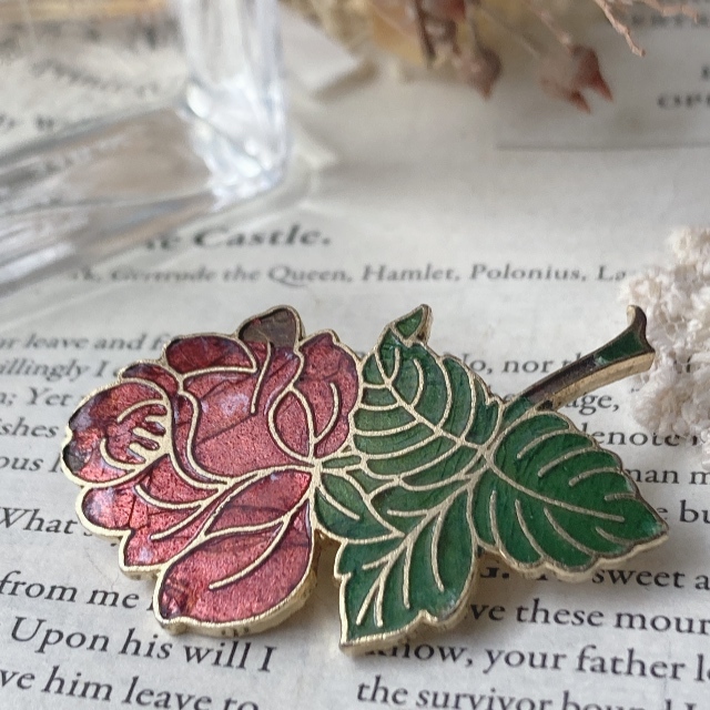 ヴィンテージブローチ エナメル 薔薇 ローズ ゴールドEnameled l Pin by A.G.C. Cleveland Taiwan☆vintage jewelry accessoriesR0626拍卖