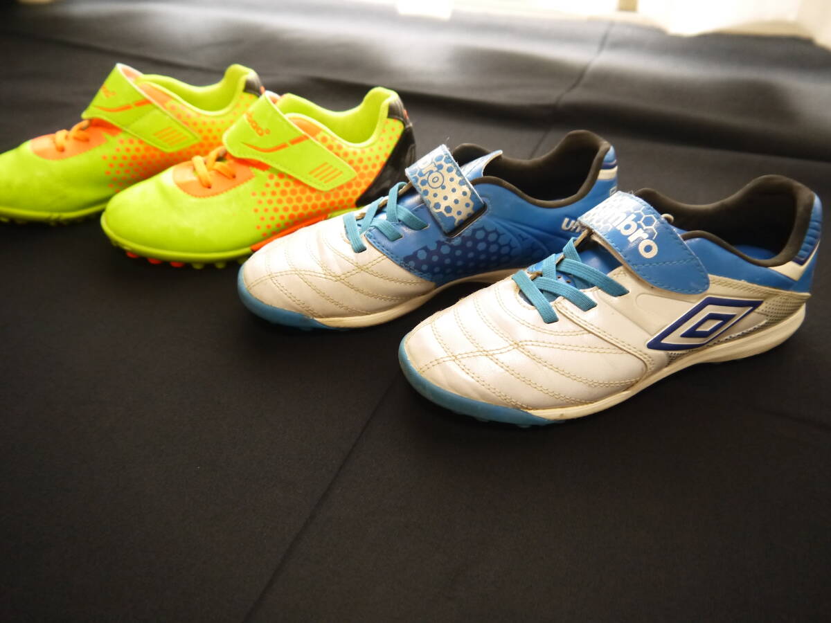☆◆使用品なのでお安く♪キッズ サッカー シューズ 2足セット 屋外 tiebao 約20cm umbro ACCERATOR 21cm◆☆拍卖