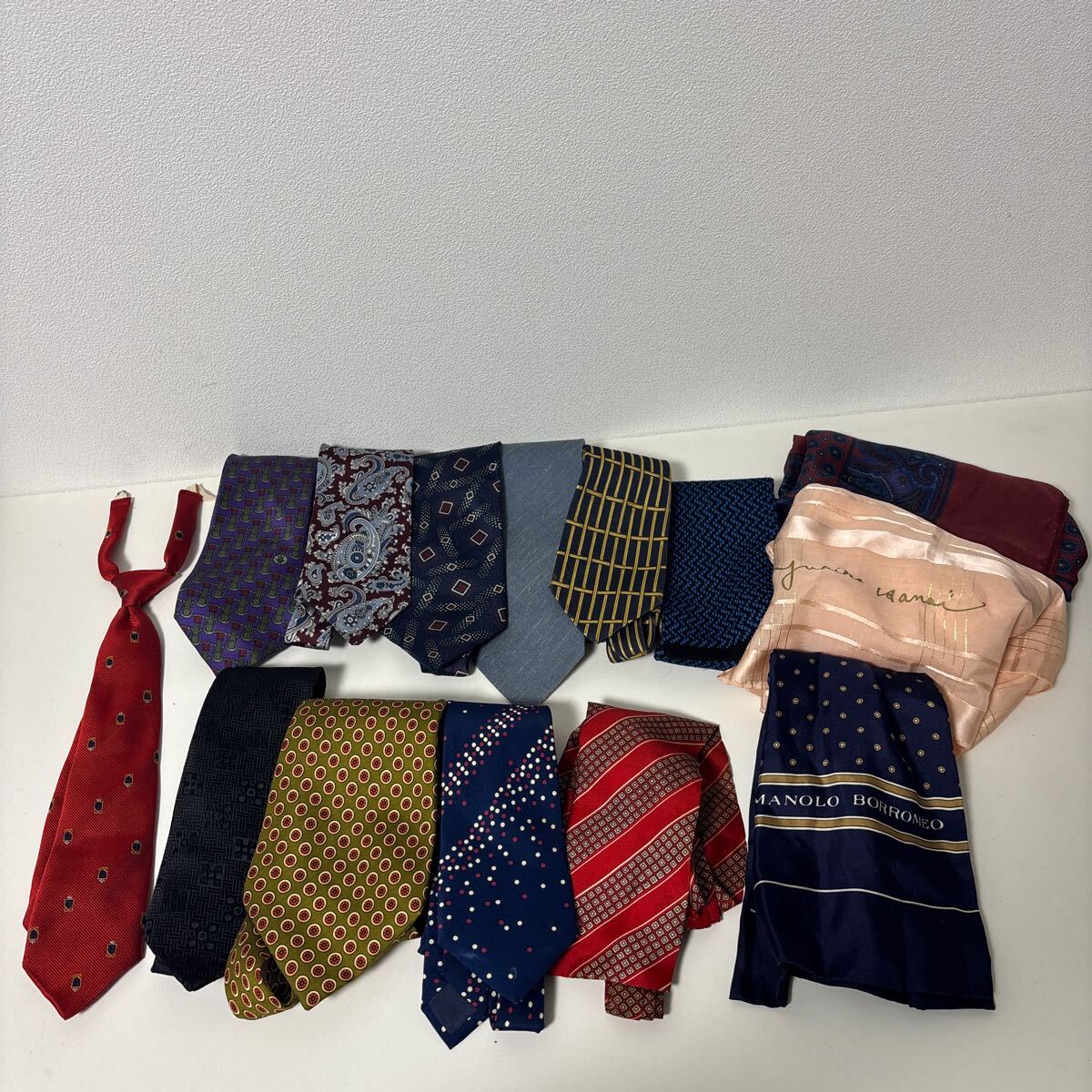 ネクタイ スカーフ 大量 まとめ ブランド いろいろ 古着 柄物 布 生地 通勤 スーツ 正装 mw0372拍卖