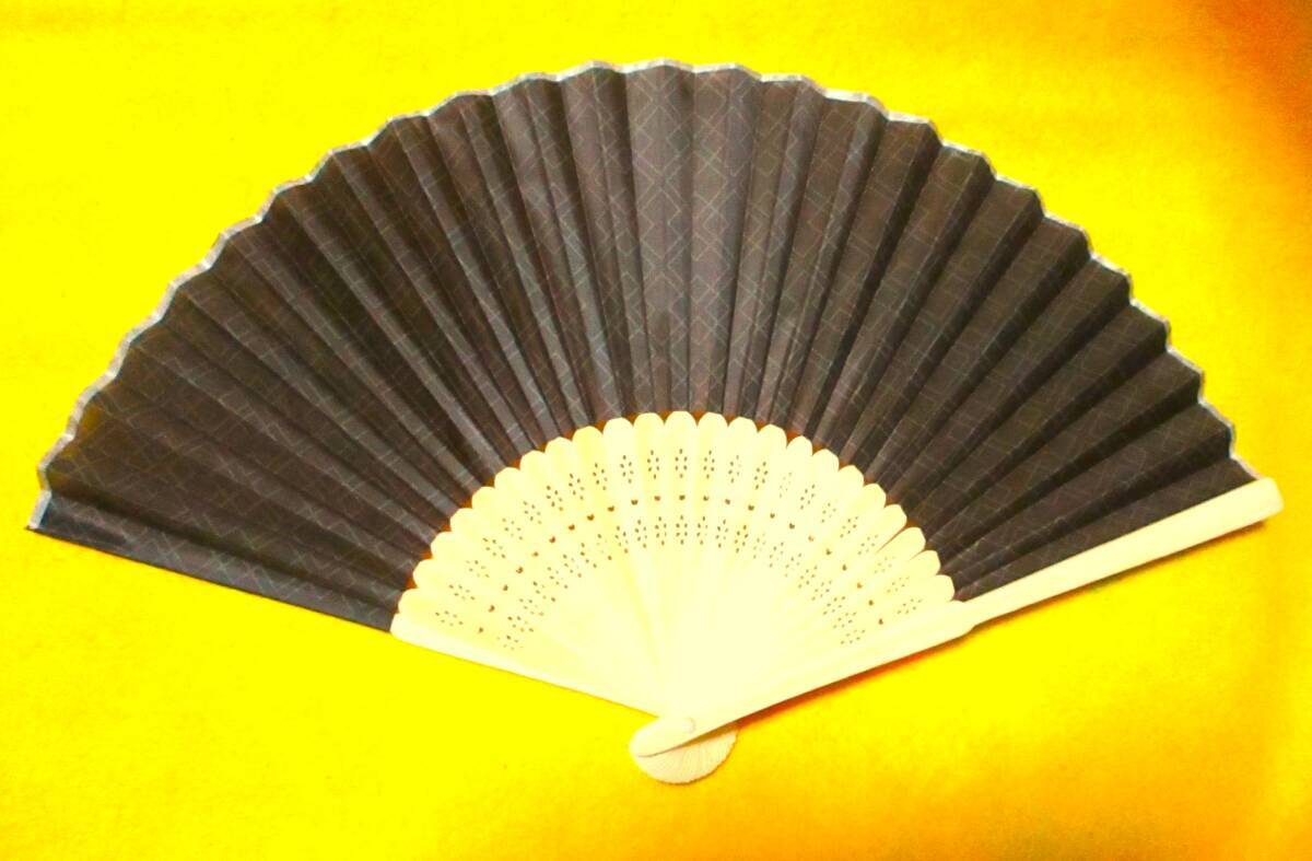 即決!【 格子 扇子 布タイプ 茶系 】21㎝ 天然竹 和柄 せんす うちわ 浴衣 着物拍卖