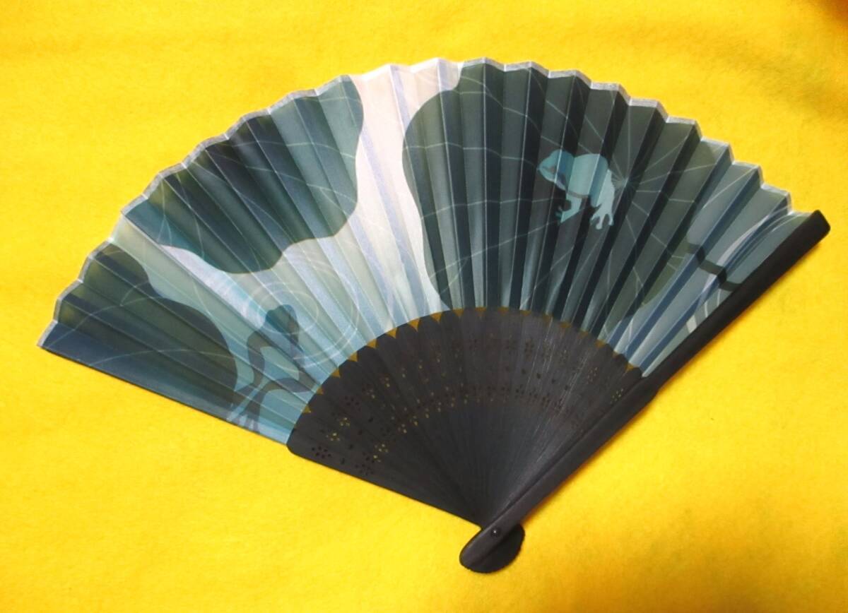 送料無料!【 カエル柄 扇子 布タイプ 青 】21㎝ 天然竹 カエル 蛙 蓮 和 せんす うちわ 浴衣 着物拍卖
