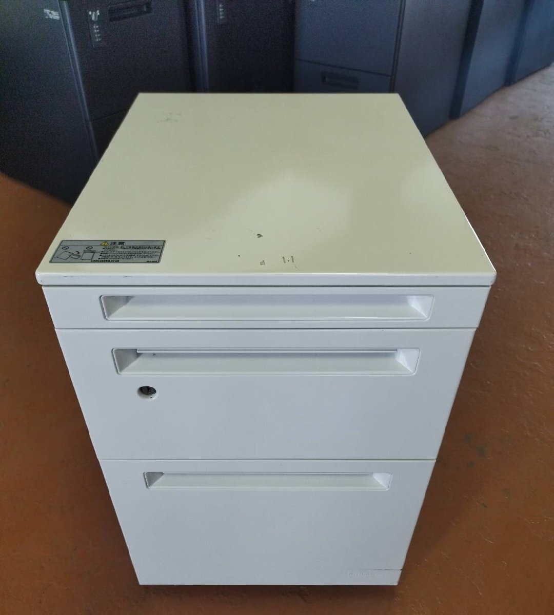 ■オカムラ/okamura ワゴン スチール三段 ホワイト キャスター付き 白 ショートタイプ 脇机 袖机 サイドワゴン【D0416MA6BH】拍卖