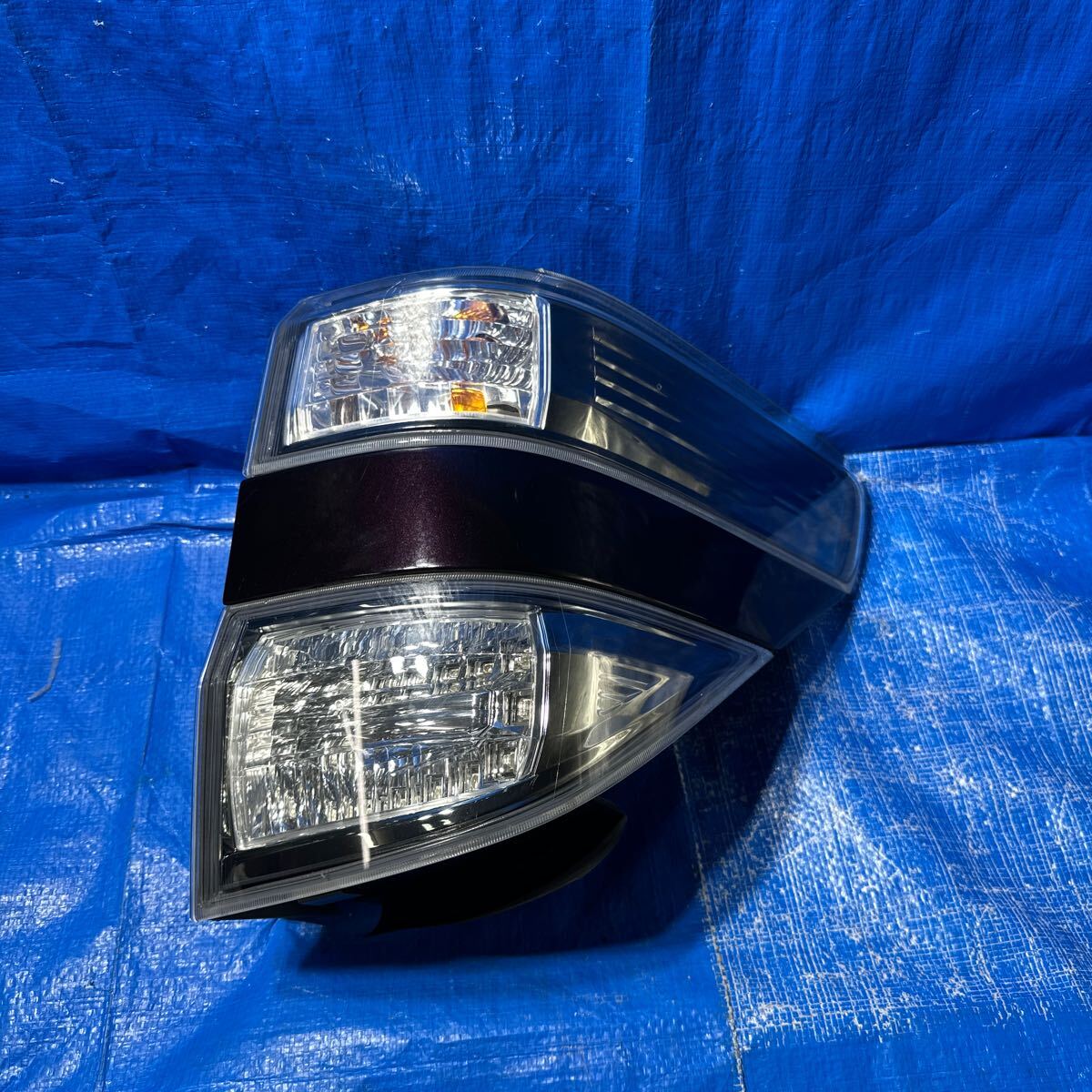 ◆トヨタ ヴェルファイア《ANH20 ANH25 GGH20 GGH25》純正 テールライト 右 (運転席側) LED テールランプ カラー 3R9 KOITO 58-29 点灯OK◆拍卖