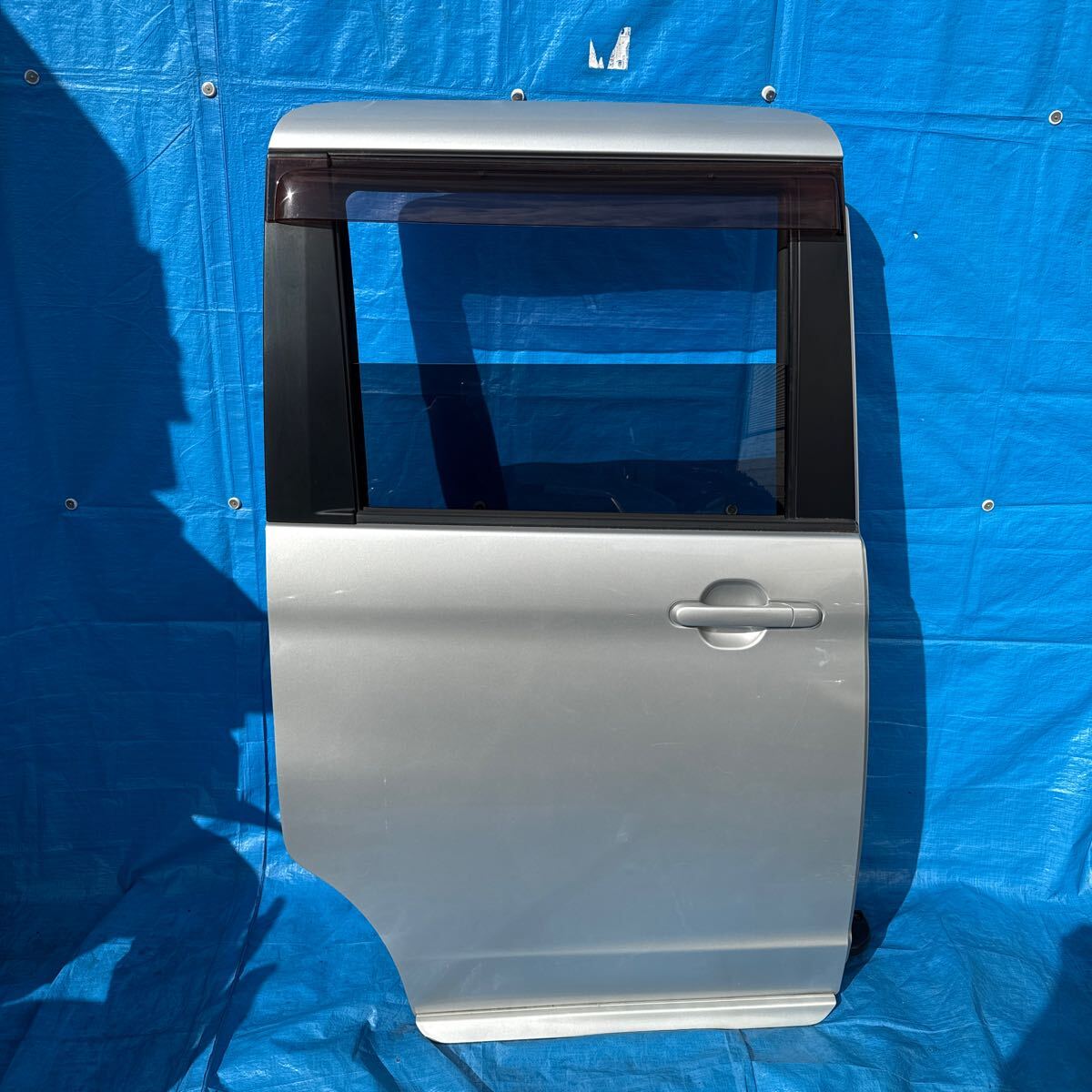 ◆三菱 デリカD2《DBA-MB15S》 純正 リア スライドドア 右 (運転席側) リヤ カラー Z2S (シルキーシルバーメタリック) MQ501357 動作OK◆拍卖