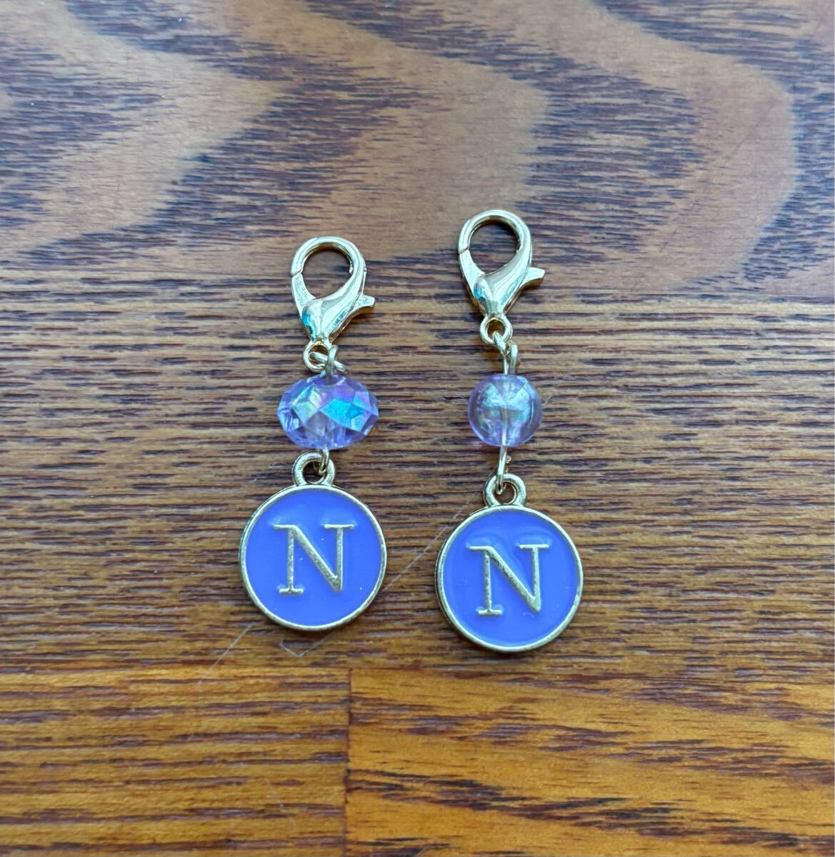 金色 紫 N イニシャル チャーム ハンドメイド キーホルダーデコ アクセサリー 自分目印 雑貨 装飾 バッグチャーム 紫○×金文字拍卖