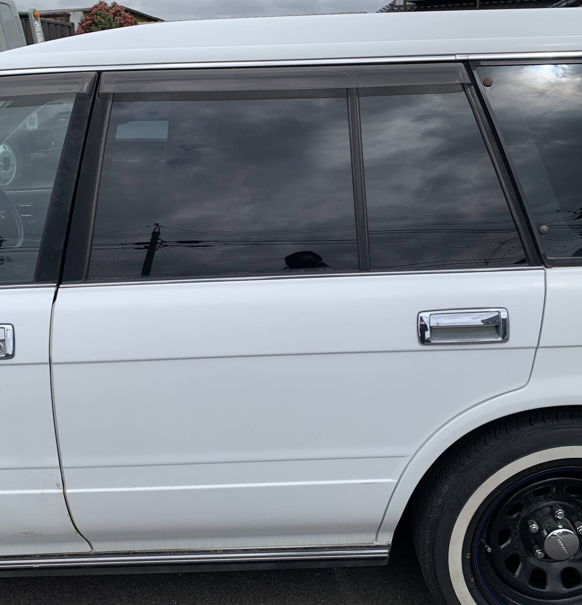 130クラウンワゴン バン 助手席側 リアドアパネル 内張り付き拍卖