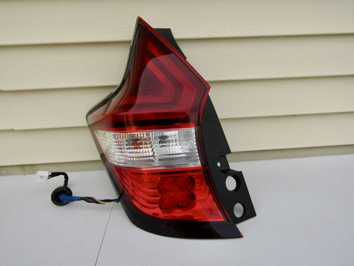 ノート E12 純正 左 テールランプ テール ICHIKOH D202 26559-5WK0B ■■ 13061908拍卖