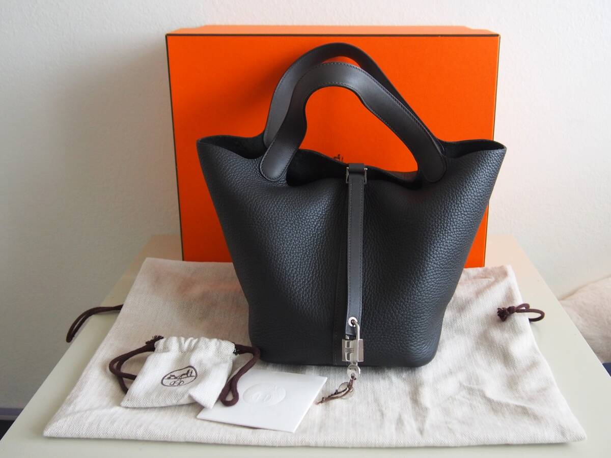 中古・美品 HERMES ピコタンロックタッチ MM 22㎝ トリヨンクレマンス スイフト グラファイト グレー R刻印 2024 箱 保存袋拍卖