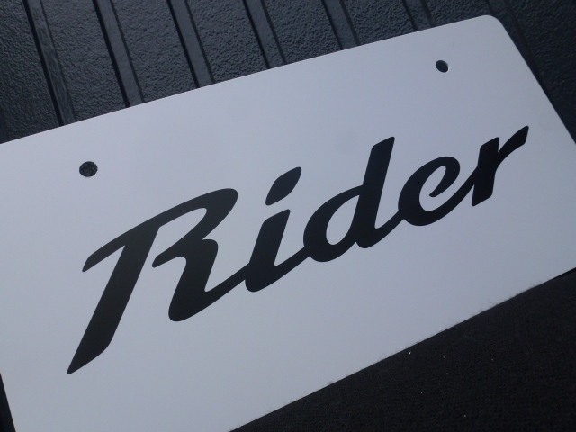 【純正!新品!】ライダー 化粧プレート 日産 ニッサン 正規品 ナンバープレート Z10 Z11 キューブ E50 E51 E25 エルグランド キャラバン拍卖