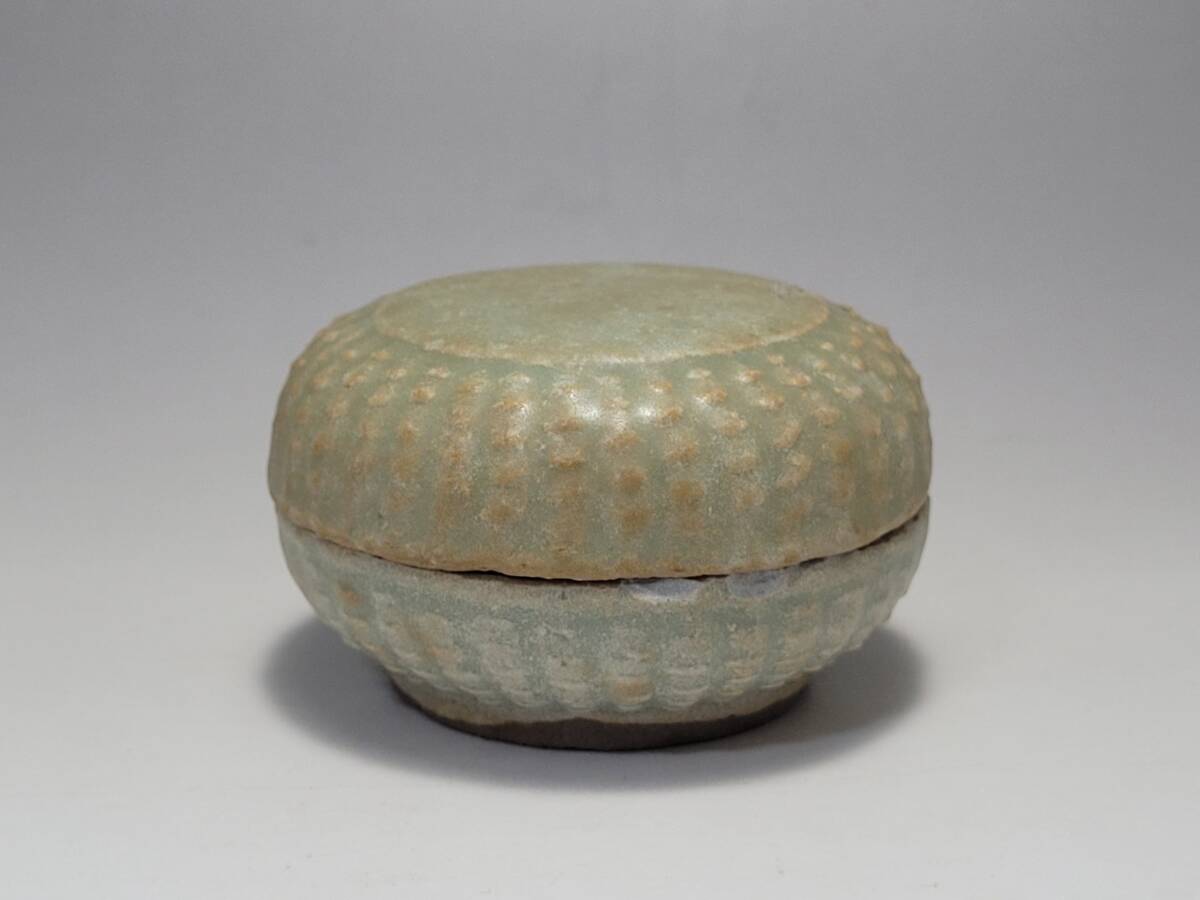 ● 幅 約 7cm 陽刻の装飾がきれいな 時代唐物 青磁 蓋合 盖盒・宋元時代 蓋物 香合 香盒 薫香 香道具 唐物 書道具 書画道具 文房具 唐物 ●拍卖