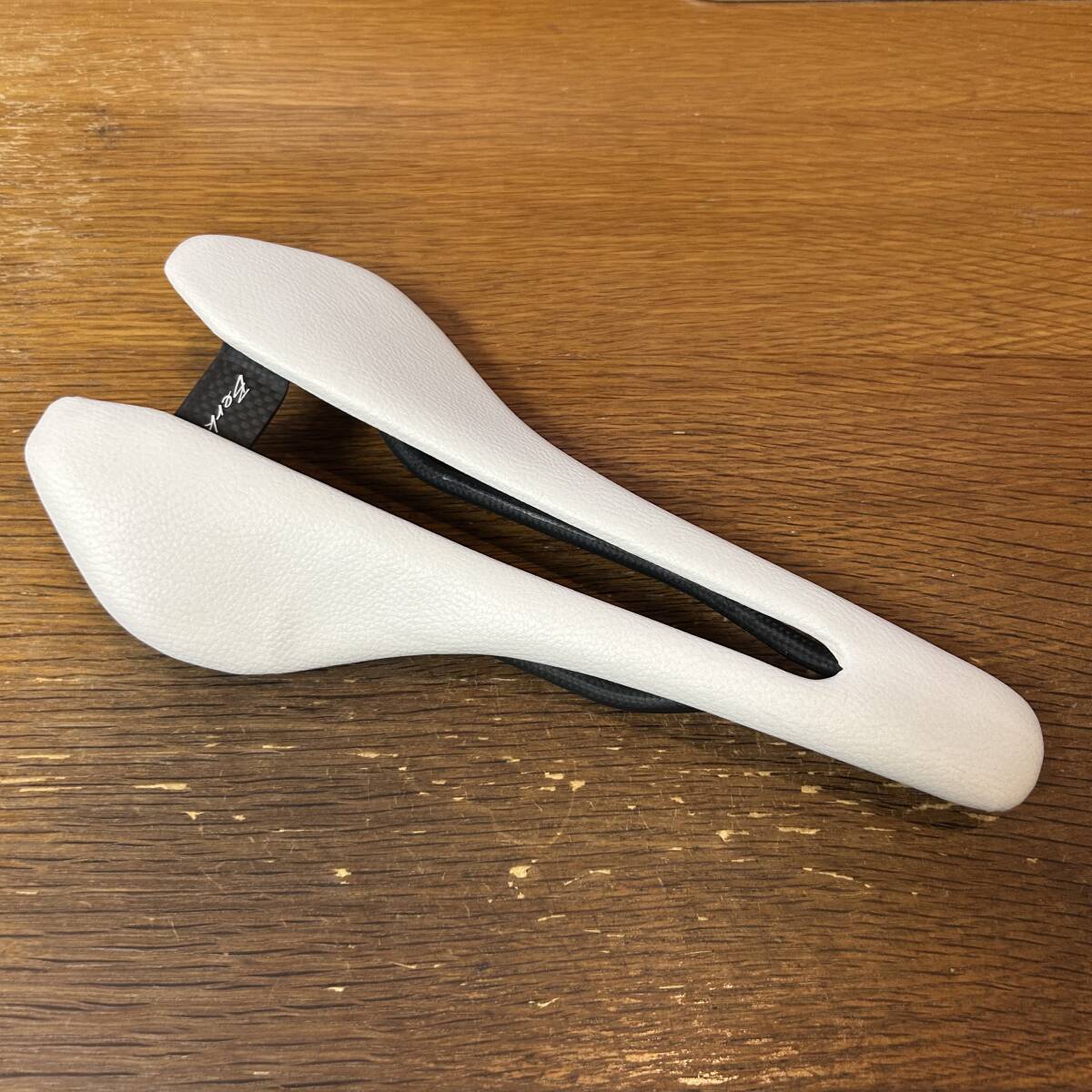 【超美品】Berk 軽量サドル拍卖