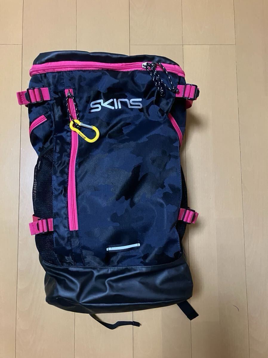 Skins スキンズ カラビナ付き リュック バックパック リュックサック バッグ拍卖