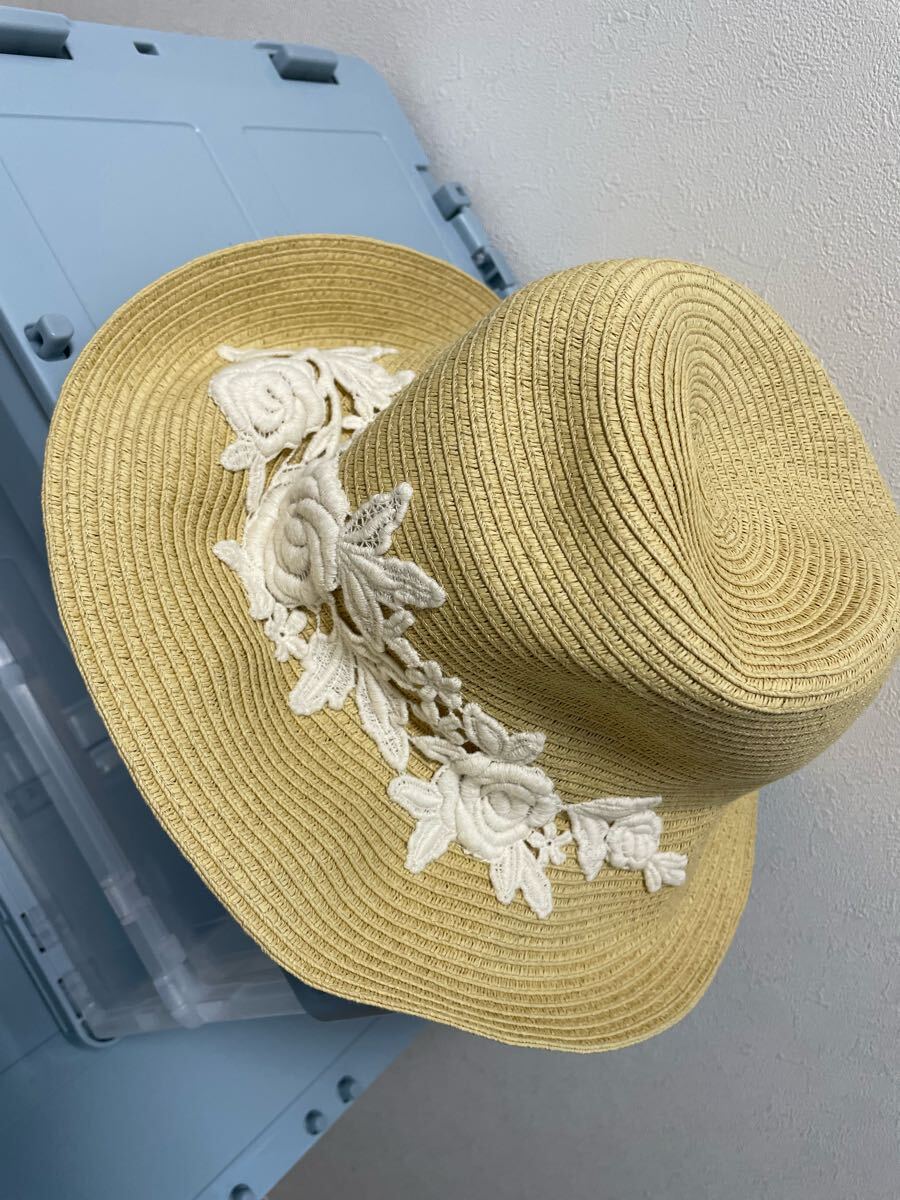 レディース 刺繍付き麦わら帽子 白いお花の刺繍 バラ風 新品未使用 ペーパー 紙拍卖