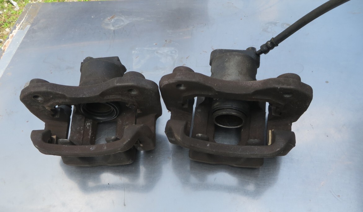 X-590■キャンター BKG- FE84BV 純正右フロントブレーキキャリパーASSY Wキャリパーセット 運転席側拍卖