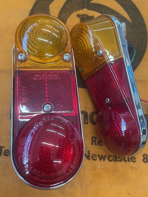 ローバーミニバン・エステート用リアランプ未使用品・新品です。13H6436アセンブリ。拍卖