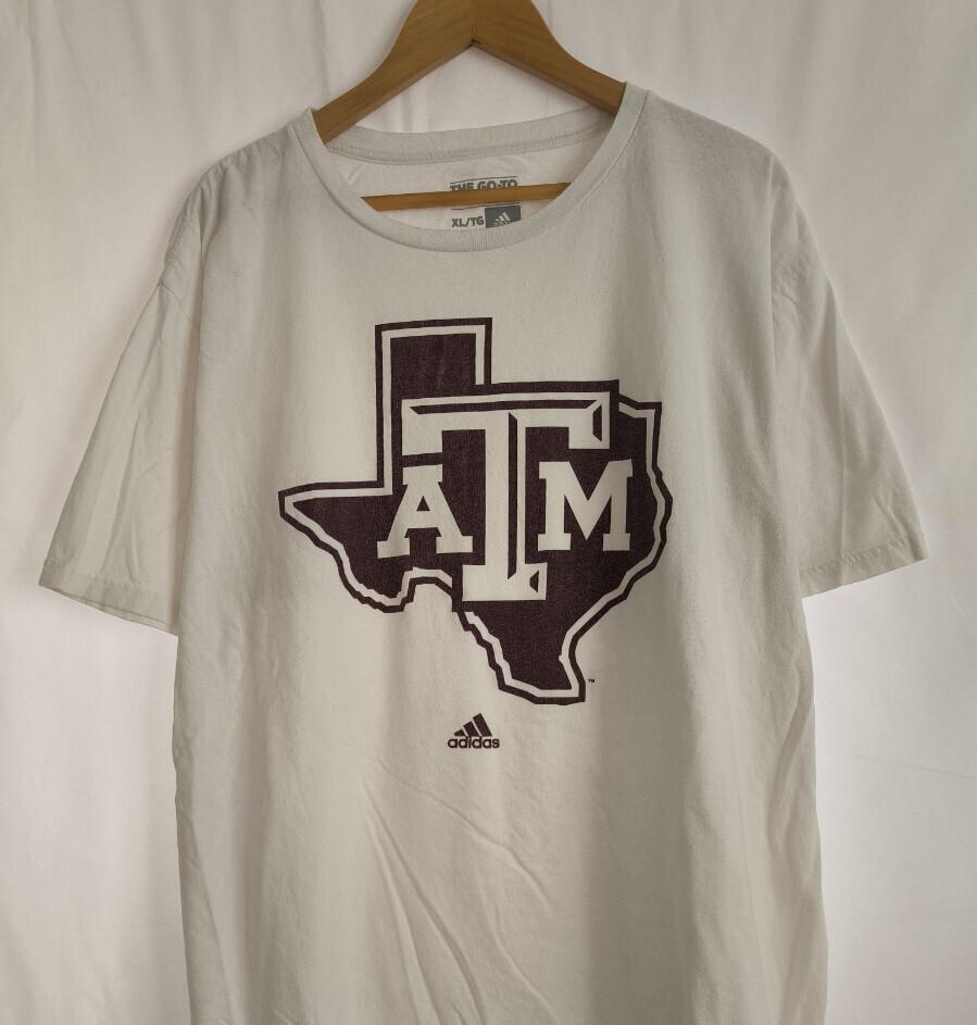 adidas アディダス THE GO-TO TEE テキサス A&M大学 半袖 Tシャツ ビッグプリント 白色 ホワイト ロゴプリント メンズ XLサイズ 920拍卖