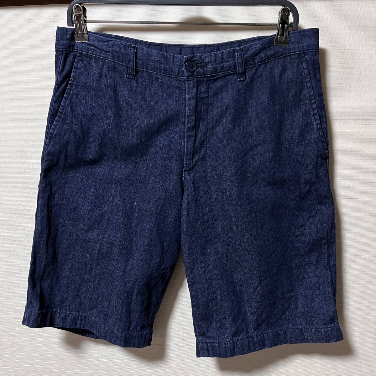 ★ UNIQLO (ユニクロ) ★ デニムハーフパンツ Mサイズ 紺色 アメカジ 夏物 短パン デニムショーツ 膝上丈 きれいめパンツ (古着 / 中古)拍卖