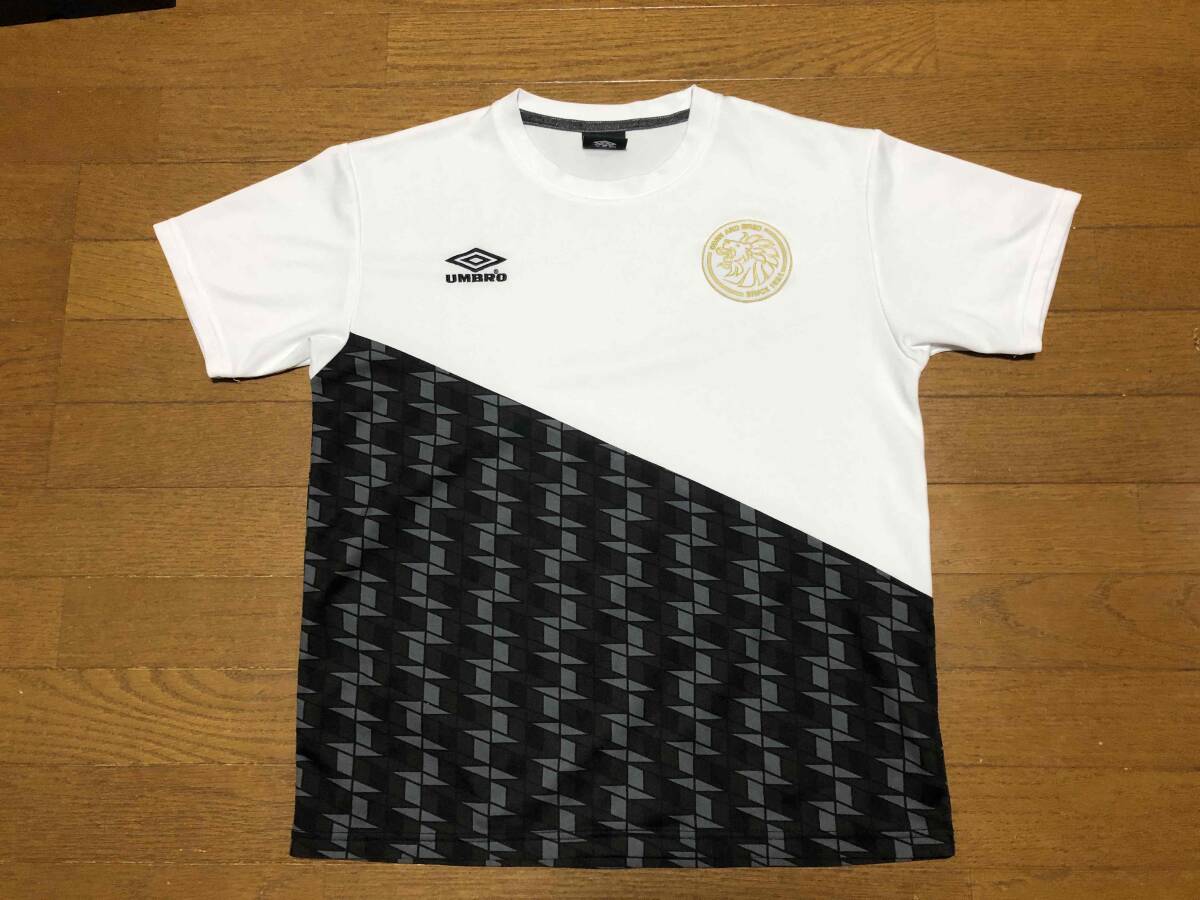 ★即決★UMBRO アンブロ★サッカーTシャツ★白×黒★Lサイズ★エンブレム付き★デサント製★速乾素材★フットサル★送料230円★拍卖