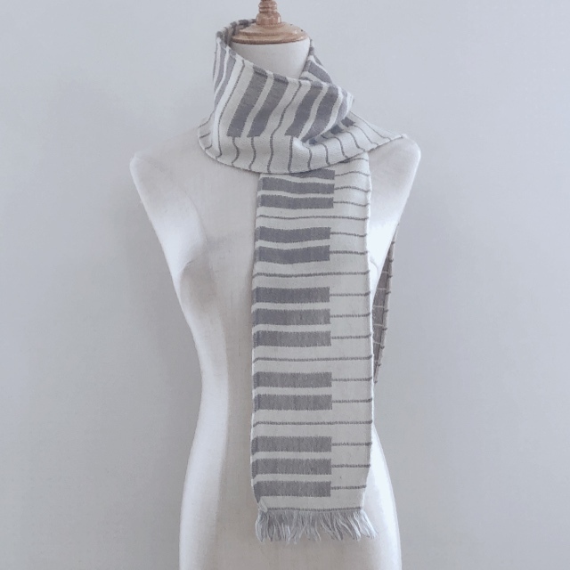 Y2028 レディース マフラー 薄手 フリンジあり 縦長 アイボリー 白 グレー 灰 かわいい おしゃれ 秋冬 楽しい 拍卖