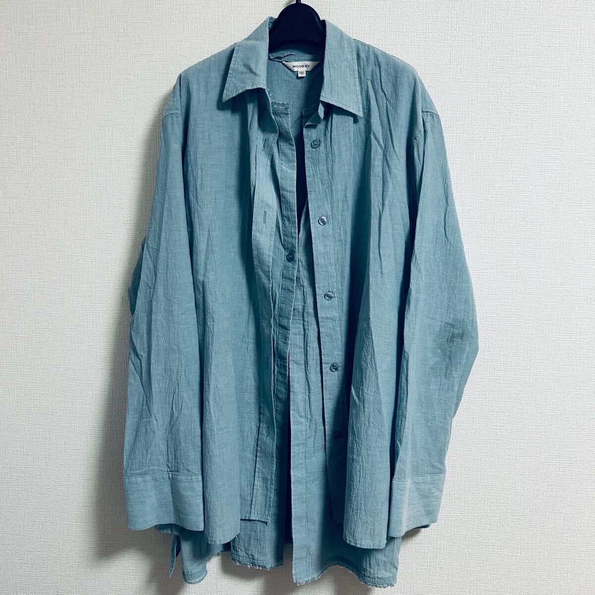 MOUSSY リネンライトレイヤードシャツブラウスブルー マウジー トップス 麻 天然素材 日よけ 日焼け 冷房対策 フロントボタン カットオフ拍卖