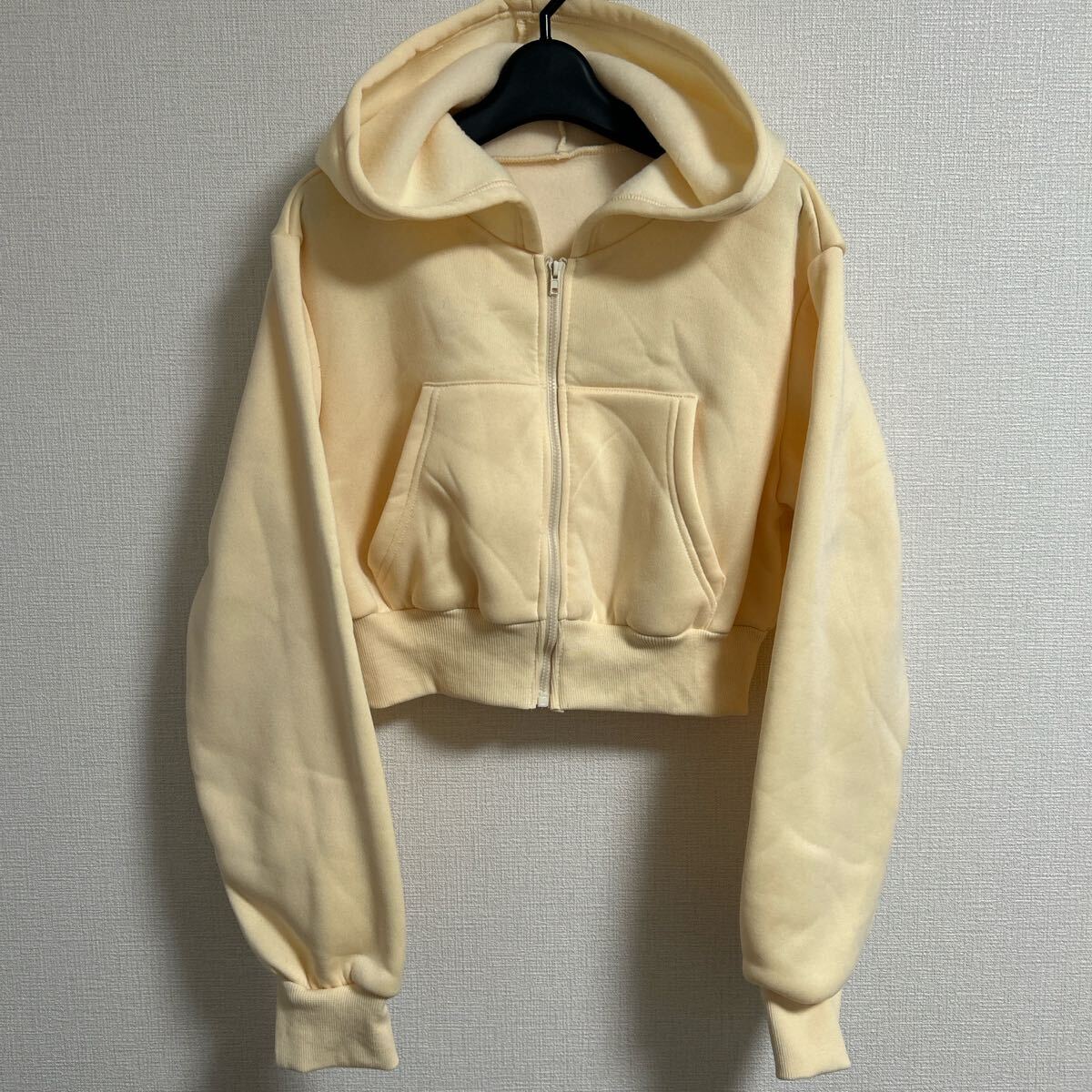 SHEIN クリームイエローフード付 クロップドパーカー シーン S 美品 フーディ ファスナー開き フロント ショート丈 パステル 袖口リブ拍卖