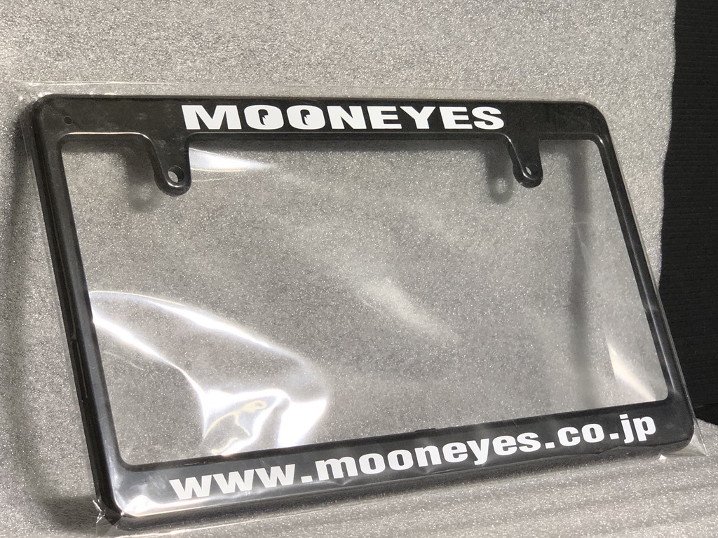 ¥送料一律¥ MOON EYES ムーン アイズ ライセンス プレート フレーム ブラック 文字 ホワイト MG058BKMO 検)白 黒 ナンバー 枠 社外 軽拍卖