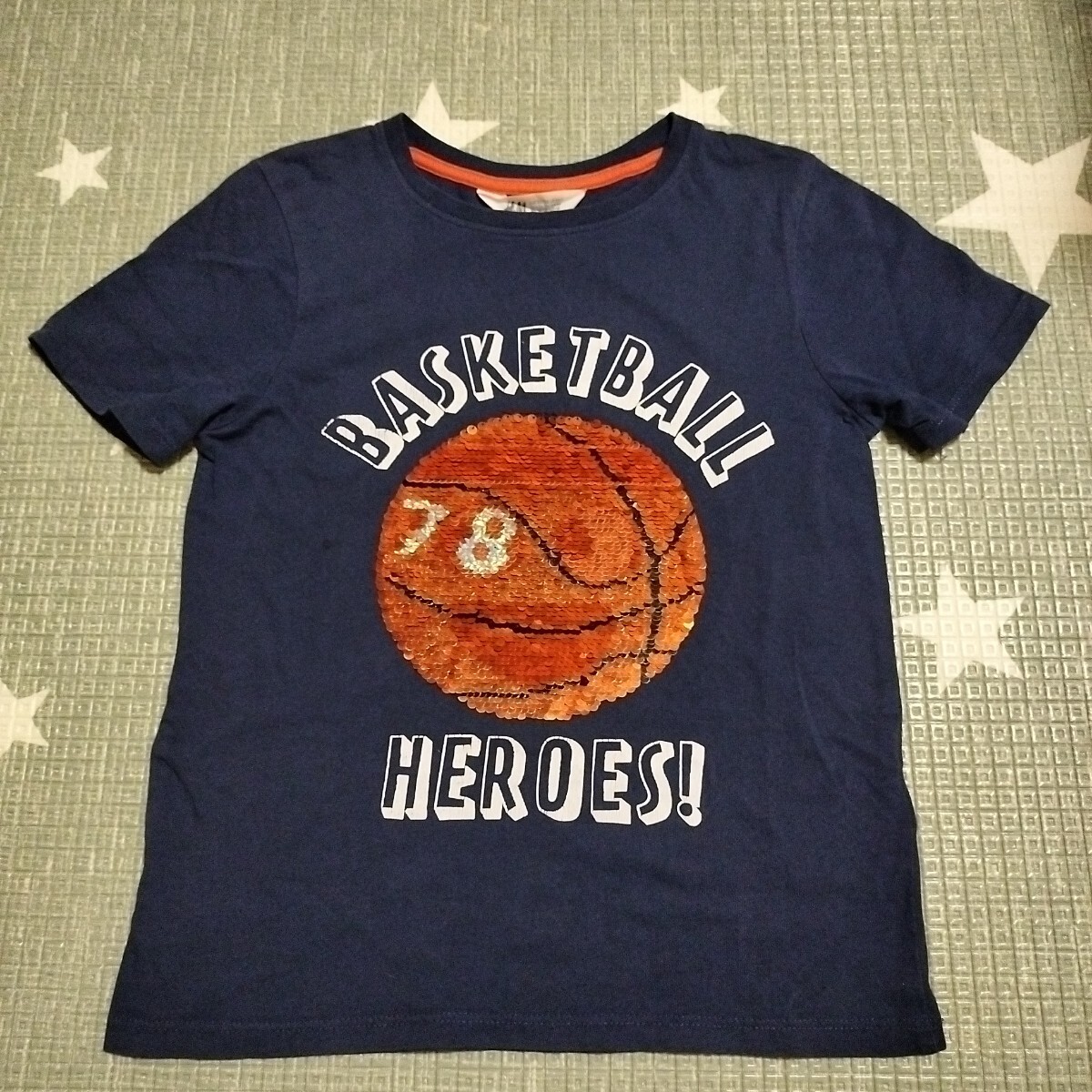H&M☆スパンコールTシャツ☆半袖☆バスケットボール☆130㌢☆バスケットボールヒーローズに変身☆USED拍卖