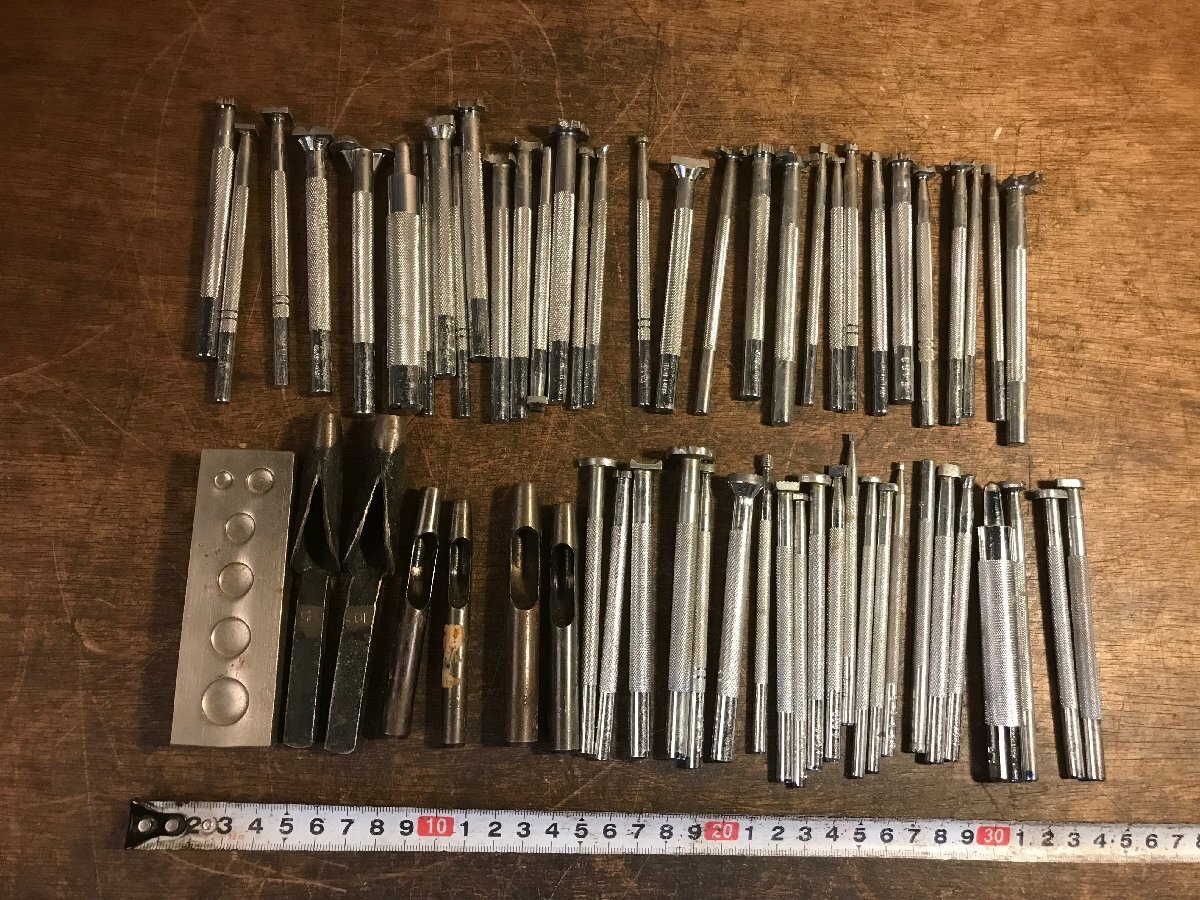 SS-8758■送料込■タガネ ポンチ 台 レザークラフト 型抜き 型 道具 工具 DIY 薔薇 葉 ハート バンビ 蝶 2308g●50点まとめて 大量/くATら拍卖