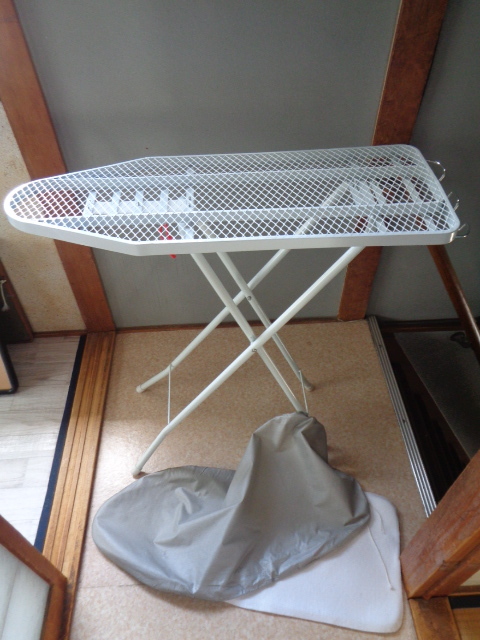 アイロン台・スチールアイロン台/スチールメッシュアイロン台/折りたたみ式 アイロン台/高さ4段調節:67.5cm・73cm・77.5cm・81.5cm/良品拍卖