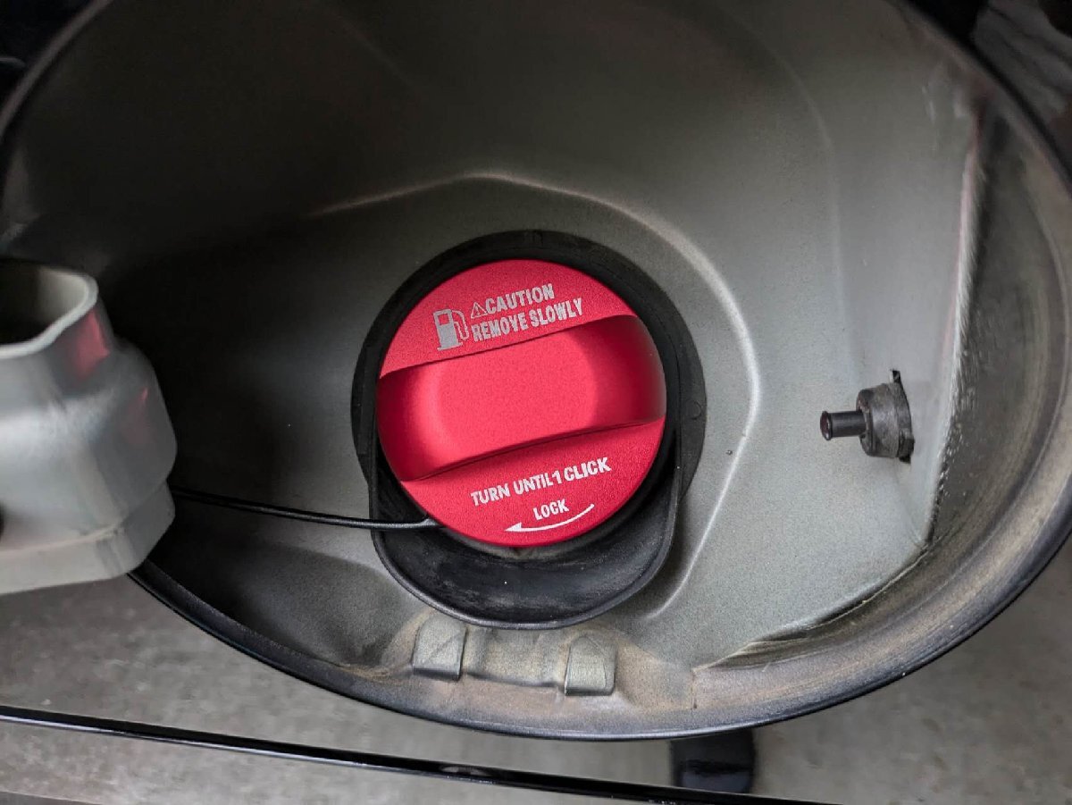 デザイン性UP♪ 給油口キャップ タンクキャップ カバー 赤 アルトラパン HE22S G XL TL リミテッド拍卖