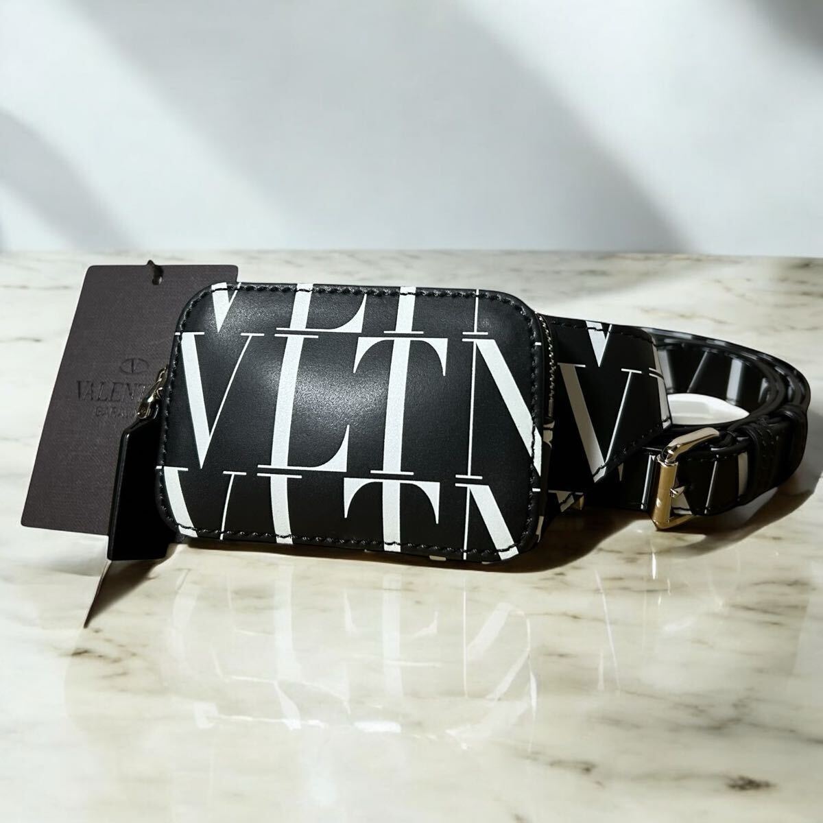 未使用 タグ付 ヴァレンティノガラヴァーニ VALENTINO GARAVANI VLTNタイムズ ボディバッグ メンズ ブラック拍卖