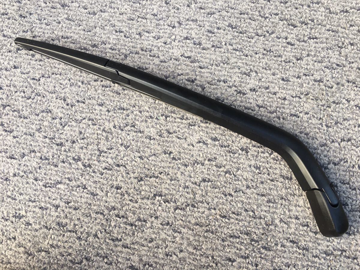 良品【送料450円】美品/色褪せ極小!!SUZUKI スズキ エブリイ(DA17型)ワゴン&バン(スズキ純正)リア ワイパーアーム拍卖