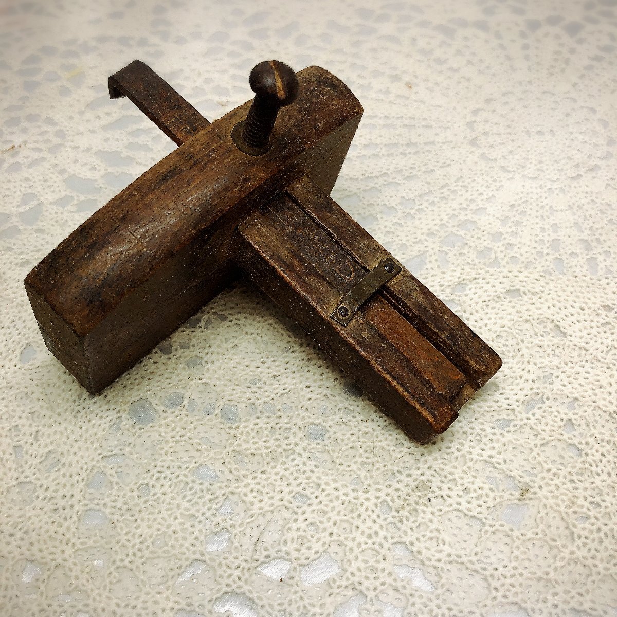 【中古品/KSH】三条 小かじ ケビキ 罫引 筋罫引 竿長約85㎜ 台幅約90㎜ 毛引 けびき けがき ケガキ 大工道具 IM0522拍卖