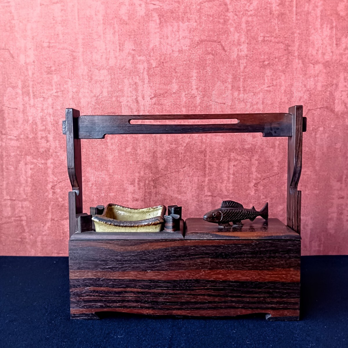 1970年代◆たばこ盆◆縞黒檀◆瀬戸焼 灰皿◆煙管置き 紙タバコ両用◆喫煙具 タバコ 煙草 昭和レトロ 魚飾り拍卖