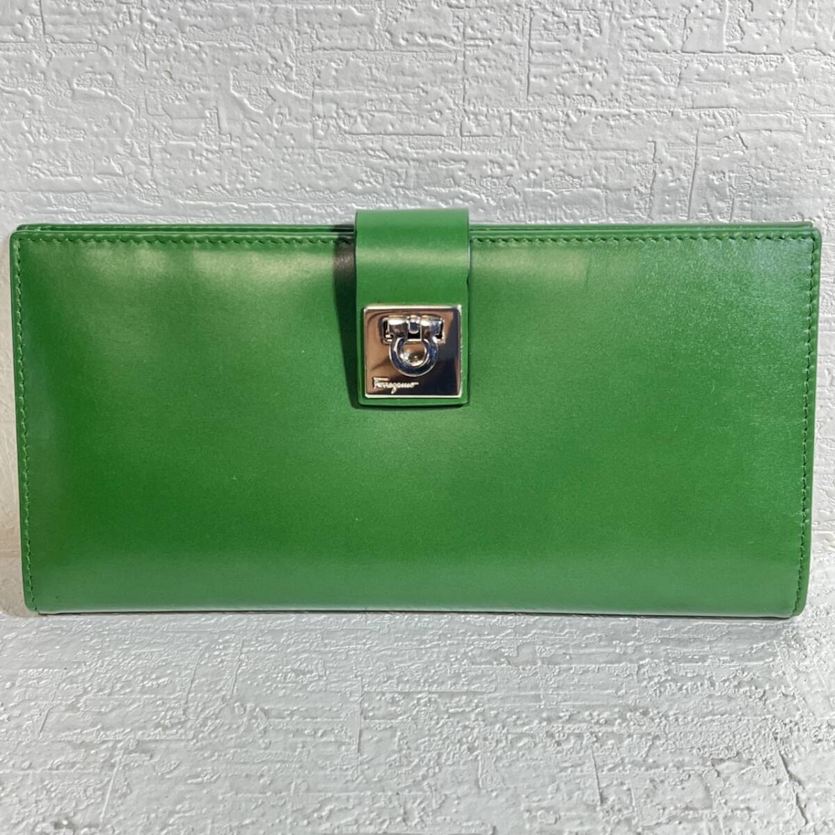 Salvatore Ferragamo サルバトーレ フェラガモ Hug長財布 グリーンレザー ガンチーニ 箱付き拍卖