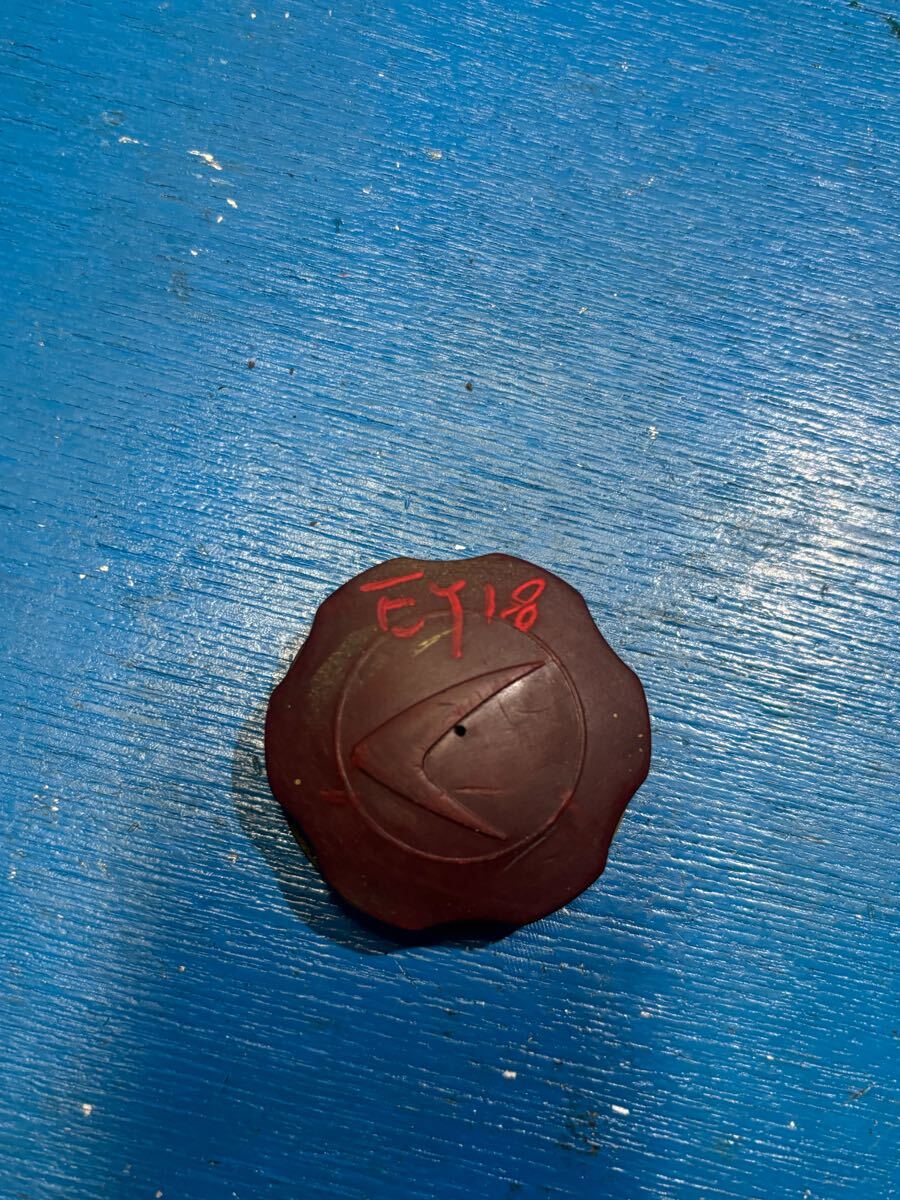 ガソリンエンジン 草刈機 部品パーツ 燃料タンクの蓋 フタ キャップ ロビン EY18より取り外した 他の機種 寸法にてご確認拍卖