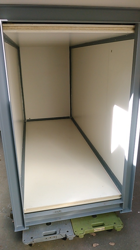 シェルター 一人用の寝室などに拍卖