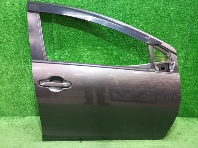 アクア DAA-NHP10 右フロントドア アサヒ M2H3 67001-52590 67001-52591拍卖