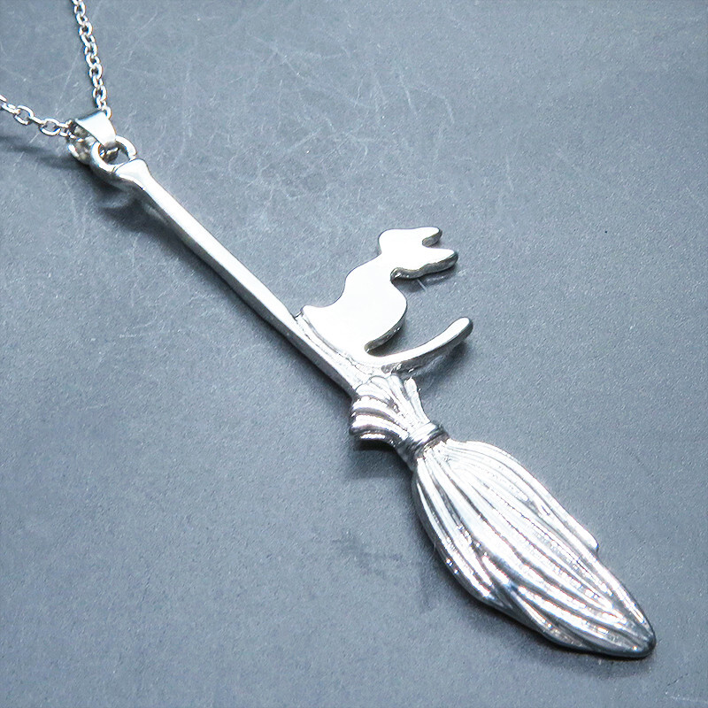 シルバーカラー ホウキに乗る猫のチャームのペンダントネックレス 長さ調整可拍卖